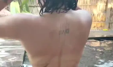 Fernanda Mota Farhart pelada na piscina se mostrando